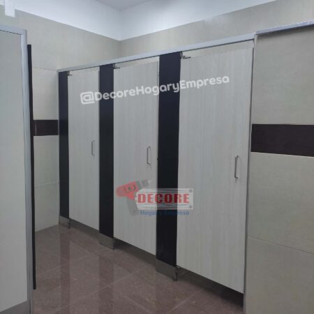 PUERTA DE BAÑOS EN MELANIA